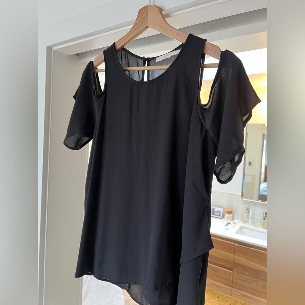 Stylish open shoulder flowing top by Nordstrom BP “lush” brand